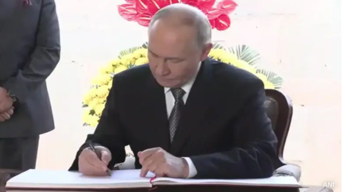 રાજઘાટ ઉપર વિઝિટર્સ બુકમાં પુતિને શું લખ્યું, જાણો…