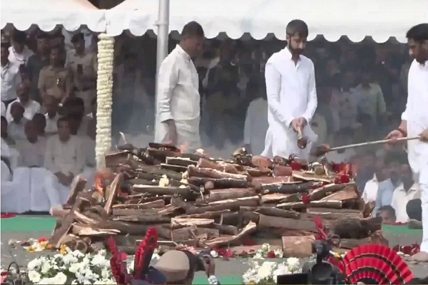 અજિત પવાર પંચતત્વમાં વિલીન: રાજકીય સન્માન સાથે અંતિમ સંસ્કાર