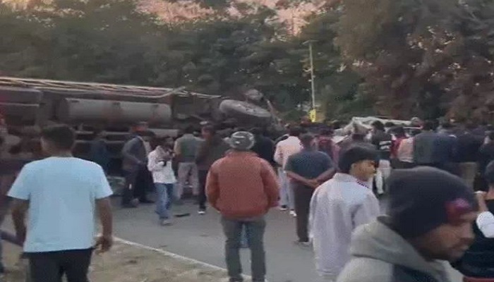 અમીરગઢના ઈકબાલગઢ નજીક ટ્રક અને ઈનોવા કાર વચ્ચે અકસ્માતમાં 6નાં મોત