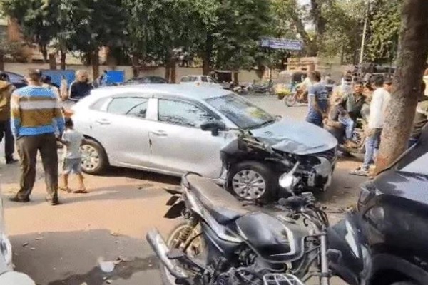 વડોદરામાં બેફામ કારચાલકે ત્રણ વાહનોને અડફેટે લેતા એકનું મોત, બે લોકોને ઈજા