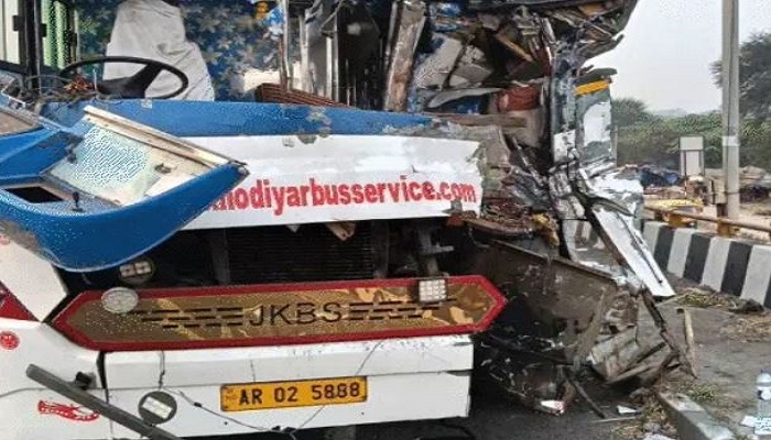 વડોદરાના કરજણ પાસે હાઈવે પર ટ્રક પાછળ બસ અથડાતા બેનાં મોત