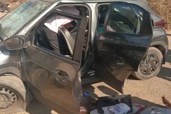 વિસાવદર નજીક બાઈકચાલકને બચાવવા જતા કાર ચબૂતરા સાથે અથડાતા બેના મોત