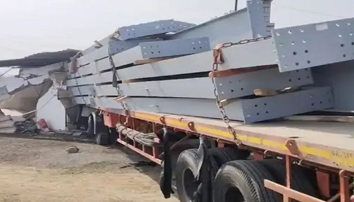 વડોદરા હાઈવે પર લોખંડની એન્ગલ ભરેલું ટ્રેલર દીવાલ તોડી દૂકાનમાં ઘૂંસ્યુ