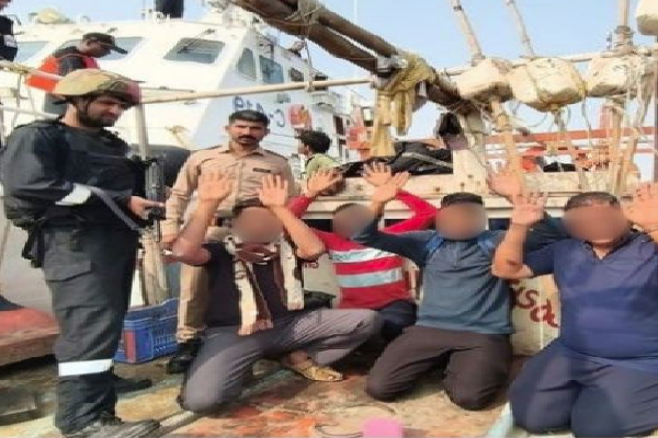 કચ્છ: કોસ્ટ ગાર્ડે 9 પાકિસ્તાનીઓ સાથે એક શંકાસ્પદ બોટ ઝડપી