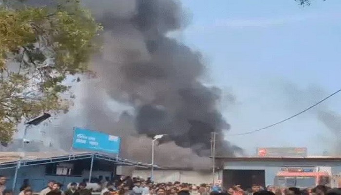 વડોદરાના ગોરવામાં બેટરીના ગોદામમાં લાગેલી વિકરાળ આગ પર કાબુ મેળવાયો