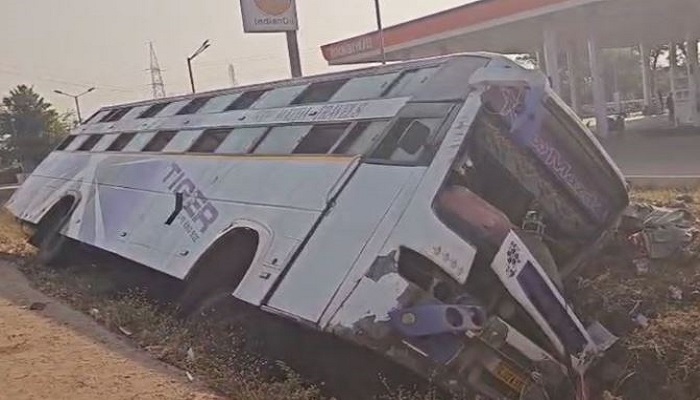 અમદાવાદ-રાજકોટ હાઈવે પર હડાળાના પાટિયા નજીક લકઝરી બસ પલટી, 15ને ઈજા