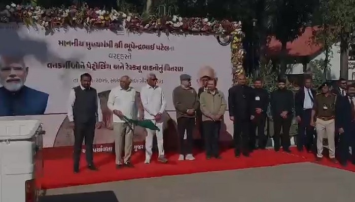 મુખ્યમંત્રી ભૂપેન્દ્ર પટેલે સાસણગીરમાં વનકર્મીઓ માટેના 183 વાહનોને ફ્લેગ ઓફ કરાવ્યું