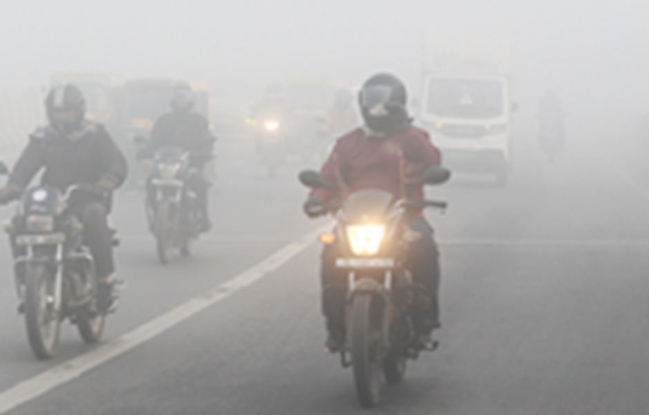 દિલ્હી-NCR: હાડ થીજવતી ઠંડી, ગાઢ ધુમ્મસ અને ઝેરી હવાનો ત્રિપલ માર