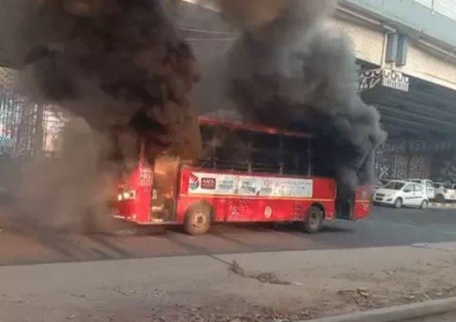 અમદાવાદમાં SG હાઈવે પર AMTS બસમાં લાગી આગ, પ્રવાસીઓનો બચાવ