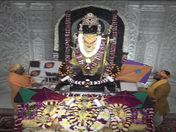 અયોધ્યામાં મકર સંક્રાંતિની ભવ્ય ઉજવણી: રામલલાને અર્પણ કરાઈ પતંગ
