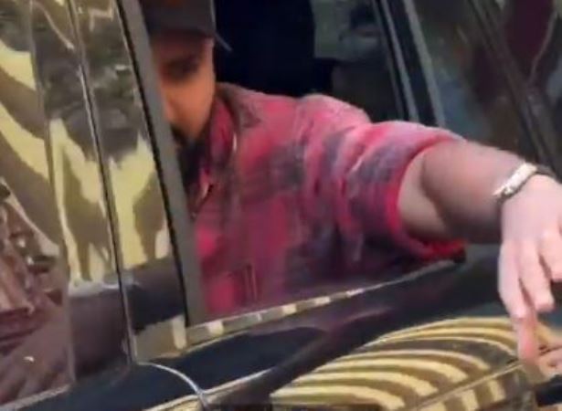 હિટમેન સાથે ગેરવર્તણૂક: મુંબઈમાં ચાહકે રોહિત શર્માનો હાથ ખેંચ્યો!