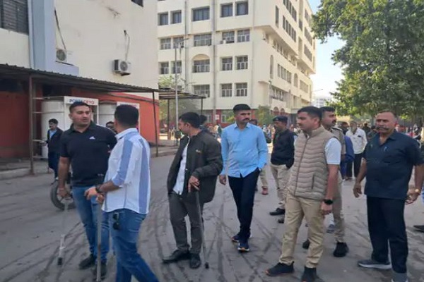 રાજકોટની સિવિલ હોસ્પિટલમાં પોલીસે કર્યું સરપ્રાઈઝ ચેકિંગ, પડ્યા રહેતા શખસોને બહાર કાઢાયા