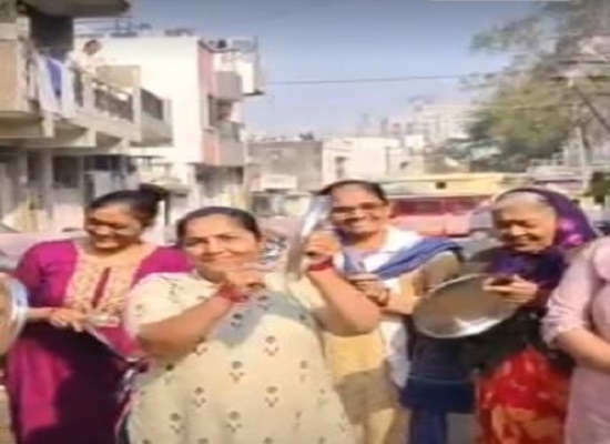 રાજકોટમાં રાજદીપ સોસાયટીના રહિશોનું રોડના પ્રશ્ને રસ્તા રોકો આંદોલન