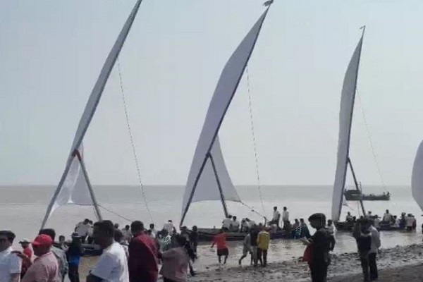 સુરતના દરિયામાં હોડી સ્પર્ધામાં ત્રણ બોટ પલટી, નાવિકોનો બચાવ