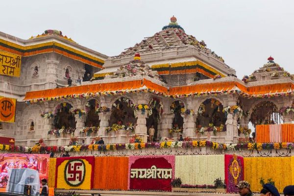 બ્રેકિંગઃ અયોધ્યા રામ મંદિર પરિસરમાં એક કાશ્મીરીએ નમાઝ પઢવાનો પ્રયાસ કર્યો