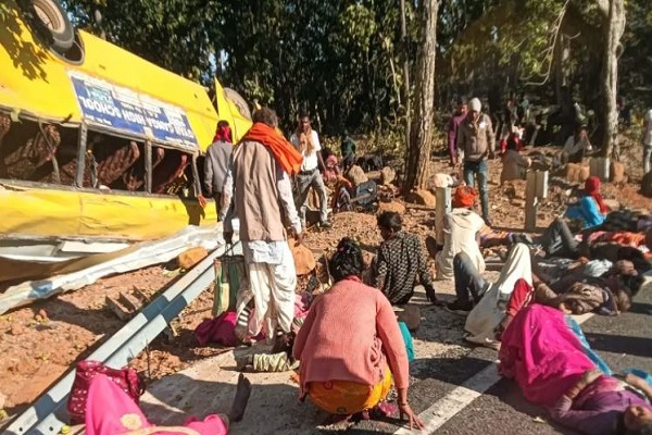 ઝારખંડમાં લાતેહારની ઓરસા ખીણમાં એક બસ પલટી ગઈ, ઘણા લોકો ઘાયલ થયાની આશંકા