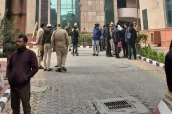 દિલ્હી: સાકેત કોર્ટના કર્મચારીએ ઇમારત પરથી કૂદીને આત્મહત્યા કરી