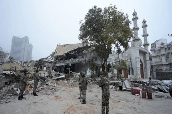 દિલ્હીમાં મસ્જિદ પાસેના અતિક્રમણ તોડી પાડવામાં આવ્યા બાદ તણાવ, આગચંપી અને પથ્થરમારો