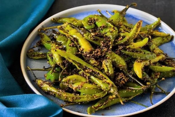 કંઈક મસાલેદાર ખાવાનું મન થાય તો બનાવો ગ્રીન ચિલી ફ્રાય, જાણો રેસીપી