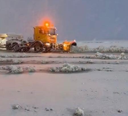 કાશ્મીરમાં ભારે હિમવર્ષા: ફ્લાઈટ્સ રદ અને હાઈવે બંધ થતા મુસાફરો અટવાયા