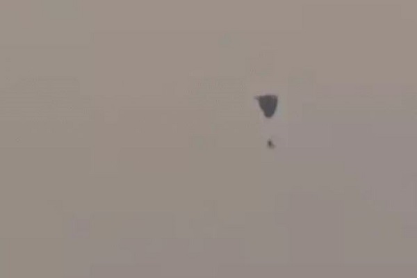 કાલાવડમાં પેરાશુટ સાથે ઉડતો યુવાન વીજ વાયરને અથડાઈને પટકાયા બાદ નાસી ગયો