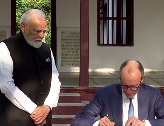 અમદાવાદ: નરેન્દ્ર મોદી અને જર્મન ચાન્સેલરે ગાંધી આશ્રમની મુલાકાત લીધી