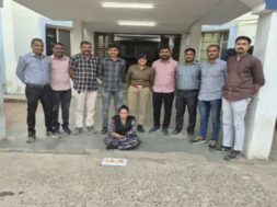 wonen caught chrating with jewelers