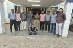 wonen caught chrating with jewelers