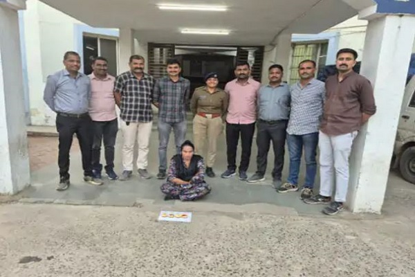 જ્વેલર્સના શો રૂમમાં જઈ સોનાની વીંટીઓ સેરવીને નકલી પધરાવતી મહિલા પકડાઈ
