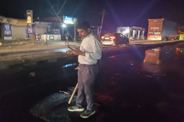 થરા નેશનલ હાઈવે પર પોમોલિન તેલ ભરેલા ટેન્કરે પલટી ખાતાં તેલની રેલમછેલ