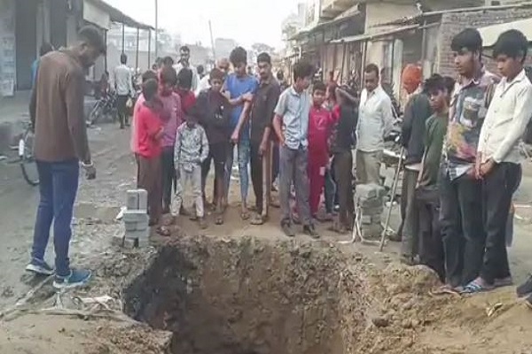 અમદાવાદના લાંભા વોર્ડમાં મ્યુનિ.એ ખોદેલા ખાડામાં પડતા બે ગાયોનાં મોત