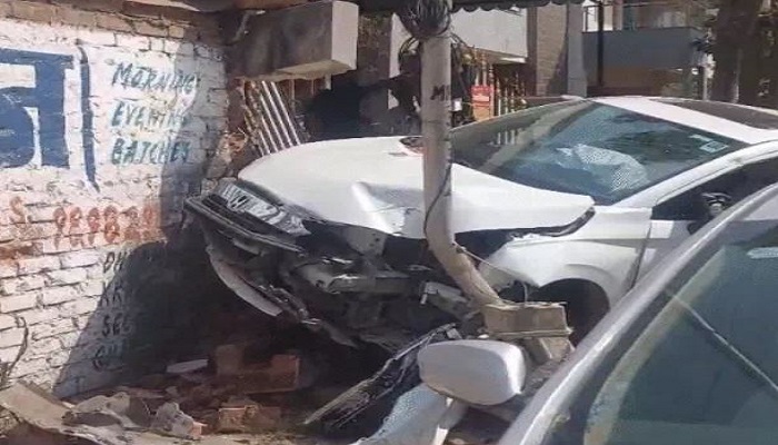 અમદાવાદના ઘાટલોડિયામાં પૂર ઝડપે કાર ગેટ તોડી બંગલામાં ઘૂંસી, અન્ય વાહનોને નુકસાન