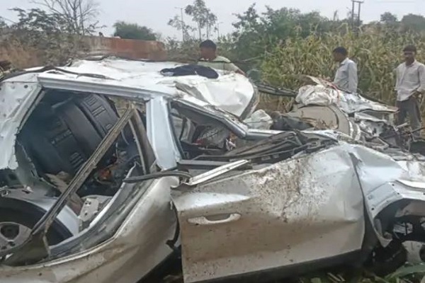 દાહોદ-અમદાવાદ હાઈવે પર લીમખેડા નજીક કાર ડિવાઈડર સાથે અથડાતા ત્રણના મોત