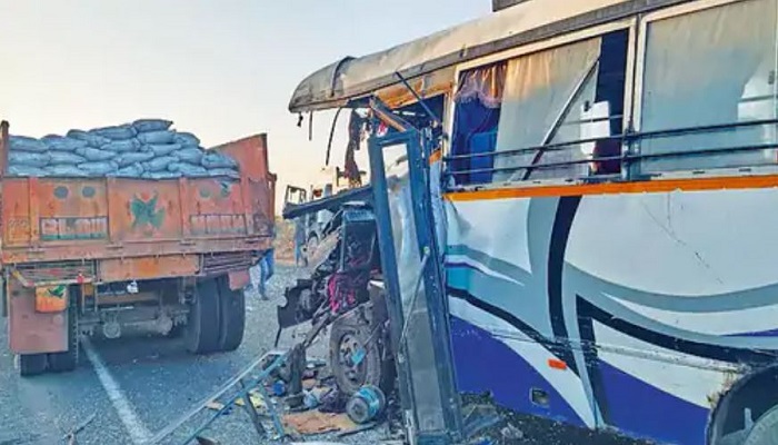 કચ્છમાં અકસ્માતનાં ત્રણ બનાવમાં 3નાં મોત, નલીયા હાઈવે પર ટ્રેલર અને બસ ટકરાયા