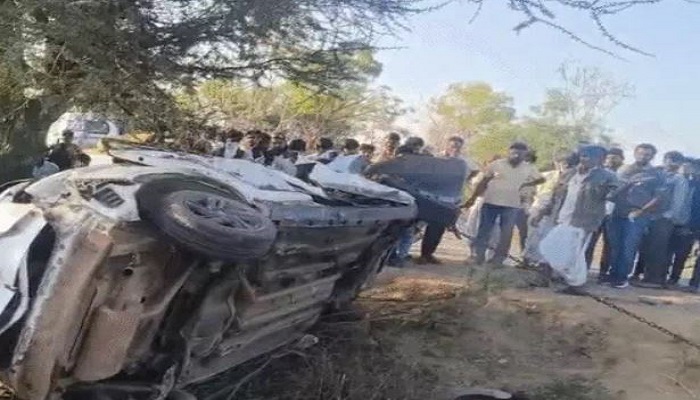 થરાદના પિલુડા નજીક દારૂ ભરેલી કાર પૂર ઝડપે ઝાડ સાથે અથડાતા બેનાં મોત