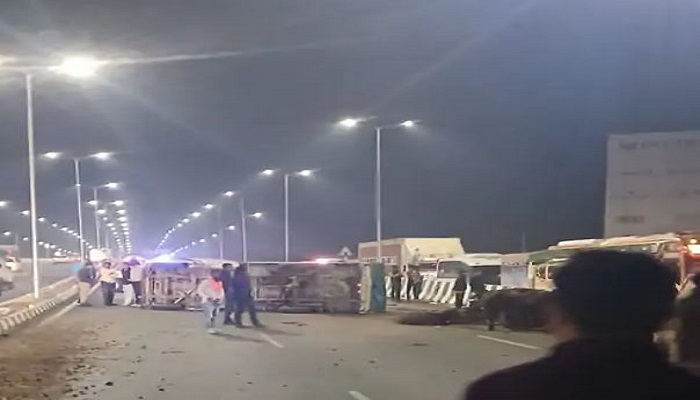 અડાલજ નજીક હાઈવે પર પશુ ભરેલો ટેમ્પો પલટી જતા 6 પશુના મોત, 21ને બચાવી લેવાયા