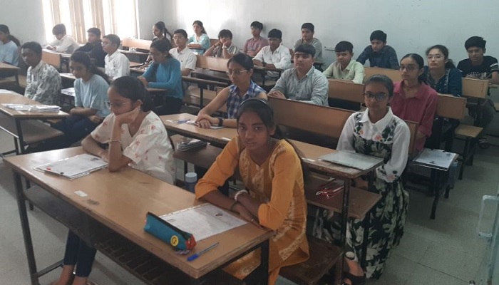 ગુજરાત બોર્ડની ધોરણ 10 અને 12ની પરીક્ષાનો થયો પ્રારંભ, પરીક્ષાર્થીઓનું સ્વાગત કરાયું