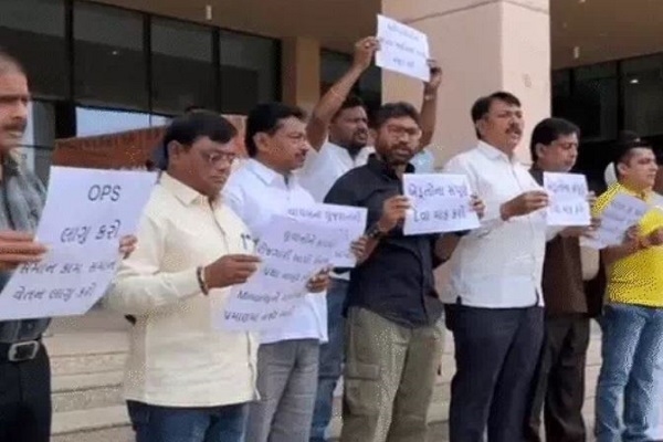 ગુજરાત વિધાનસભામાં બજેટ રજુ થયા તે પહેલા જ કોંગેસ દ્વારા ગૃહની બહાર વિરોધ કરાયો