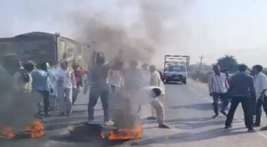 Crogress protests against SIR, Blocks highway