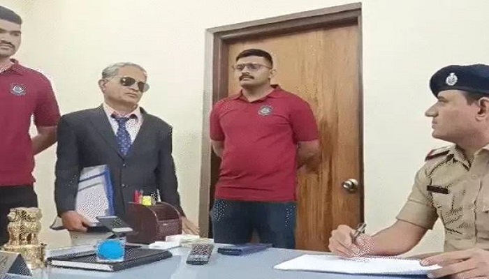 સુરતમાં નકલી ઈન્કમટેક્સ અધિકારી વેપારી પાસેથી તોડ કરતા પકડાયો