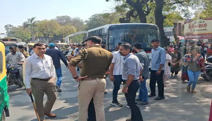 જામનગરના હનુમાન ટેકરી વિસ્તારમાં રેલવેએ જગ્યા ખાલી કરવા નોટિસ આપતા વિરોધ