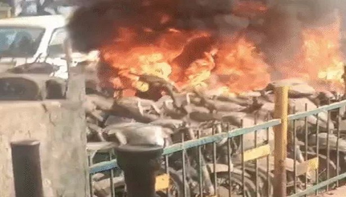 અમદાવાદના ખાડિયા પોલીસ સ્ટેશનના પાર્કિંગમાં આગ લાગતા 25 બાઈક ખાક