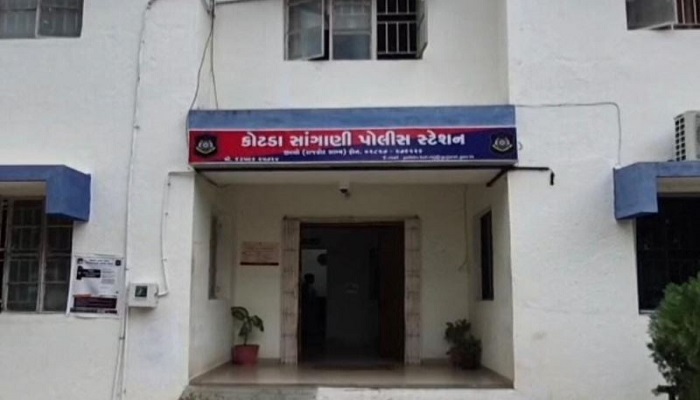 રાજકોટથી નોકરી પૂર્ણ કરીને રાત્રે બાઈક પર ઘેર જતા યુવાનને 4 શખસોએ લૂંટી લીધો