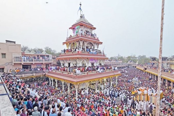 નડિયાદના સંતરામ મંદિરમાં સાકર વર્ષા મહોત્સવમાં શ્રદ્ધાળુઓ ઉમટી પડ્યાં