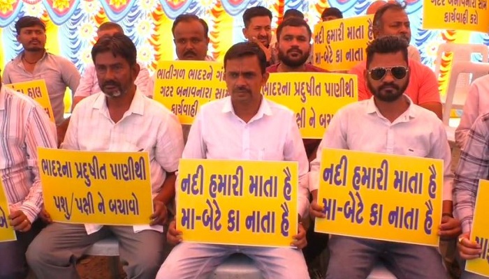 જેતપુરમાં ભાદર નદીમાં ઉદ્યોગોના પ્રદૂષિત પાણી છોડાતા ખેડૂતોનો વિરોધ