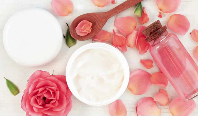 મોંઘી બ્યુટી પ્રોડક્ટ્સ છોડો અને ઘરે જ બનાવો રોઝ ફેસ પેક, સોફ્ટ અને ગ્લોઈંગ સ્કીન માટે બેસ્ટ ઉપાય
