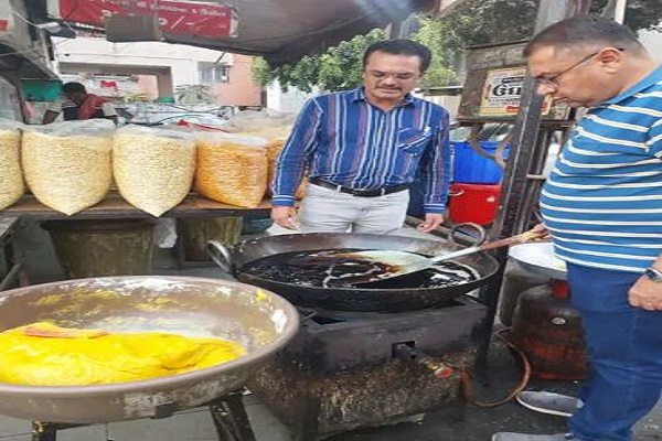 રાજકોટમાં ખાદ્ય ચિજ-વસ્તુઓમાં ભેળસેળ સામે મ્યુનિ.ના હેલ્થ વિભાગનું સઘન ચેકિંગ