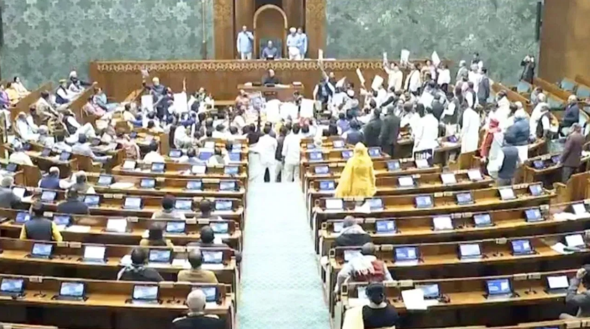 લોકસભામાં ભારે હોબાળો: કોંગ્રેસ-CPMના 8 સાંસદો બજેટ સત્ર માટે સસ્પેન્ડ કરાયાં