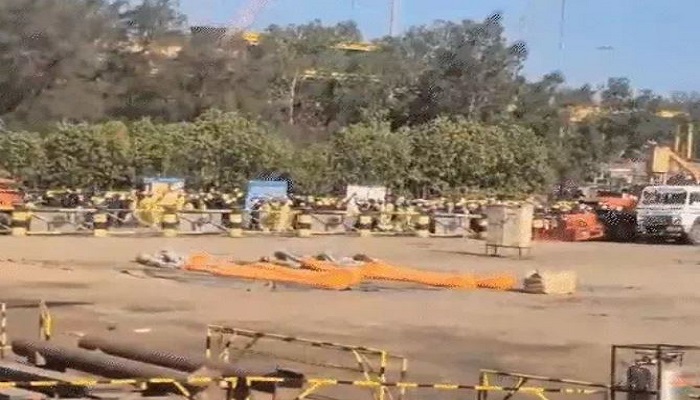 હજીરામાં બીજા દિવસે આર્સેલર મિત્તલ નિપ્પોન સ્ટીલ કંપનીમાં L & T ના શ્રમિકો એકઠા થયા