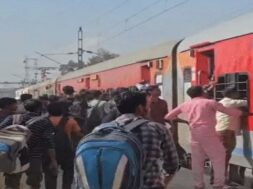 TRAIN, Tourist crowd